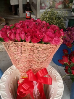 ช่อดอกกุหลาบสีแดง ดอกไม้สด