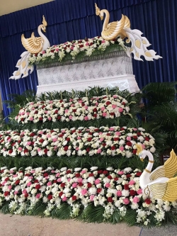 ดอกไม้ประดับหน้าหีบศพ แบบสวน โทนสีชมพู