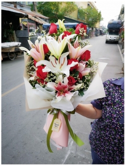 ช่อดอกกุหลาบแดง ลิลลี่ แซมด้วยดอกยิปซี ช่อทรงยาว