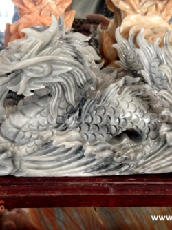 มังกรพ่นน้ำสีเทา