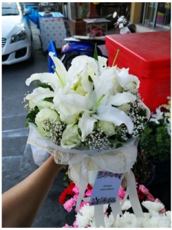 ช่อดอกกุหลาบขาว ลิลลี่ แซมด้วยดอกยิปซี