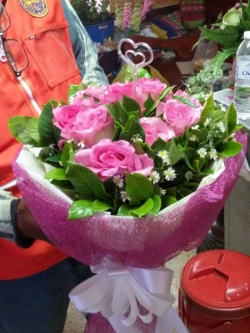 ช่อดอกกุหลาบ สีชมพู ดอกใหญ่ 12 ดอก