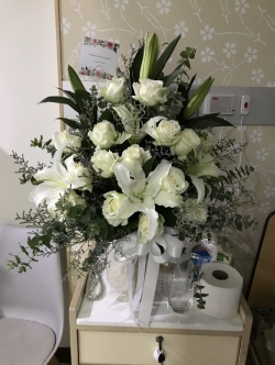 แจกันดอกกุหลาบขาว ลิลลี่ขาว สำหรับเยี่ยมคนไข้
