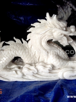 มังกรพ่นน้ำสีขาว