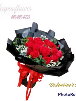 ช่อกุหลาบสีเแดง ห่อด้วยกระดาษดำ ทรงกลม