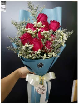 ช่อดอกกุหลาบสีแดง 9 ดอก ทรงสูง