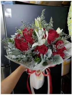 ช่อดอกกุหลาบสีแดง แซมดอกลิลลี่ขาว