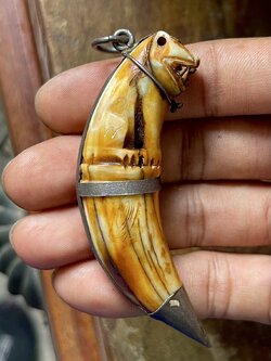 เขี้ยวเสือหลวงพ่อปาน วัดคลองด่าน พิมพ์ปากอ้า เต็มเขี้ยว