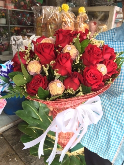 ช่อเฟอเรโร่ผสมดอกกุหลาบสดสีแดง 7 ลูก