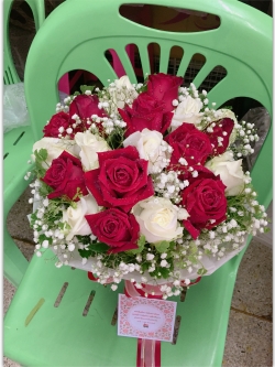 ช่อดอกกุหลาบขาวแดง