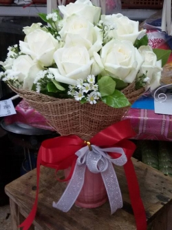 รับจัดช่อดอกกุหลาบสีขาวสวย