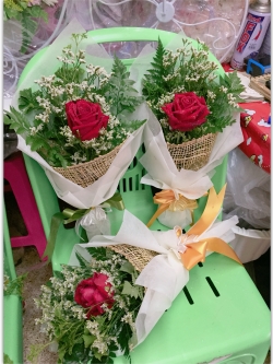 ช่อดอกกุหลาบสีแดง ดอกเดียว