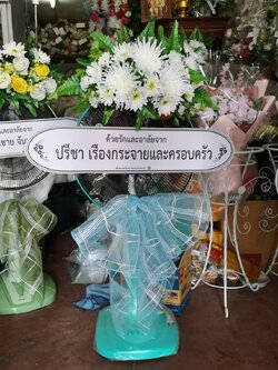 พวงหรีดพัดลม Hatari 16 นิ้ว พร้อมประดับดอกไม้ประดิษฐ์ ด้านบน โทนสีขาวสุภาพ