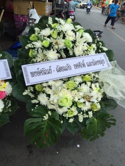 พวงหรีดดอกไม้สด