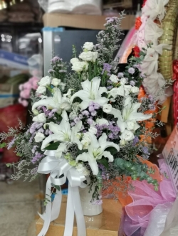 แจกันดอกกุหลาบขาว ลิลลี่ขาว