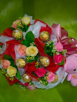 ช่อเฟอเรโร่ (Ferrero Rocher) จำนวน 9 ลูก ดอกกุหลาบสีชมพูอ่อน สลับแดง