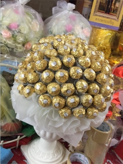 ช่อเฟอเรโร่ (Ferrero Rocher) 99 ลูก