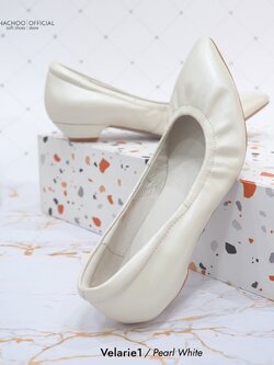 ทรงปกติ เปลี่ยนไซส์ได้ ไม่รับคืน Zenachoo รุ่นขายดี Velarie1 สูง 1นิ้ว สี Pearl White รองเท้าหัวแหลมหนังแกะแท้