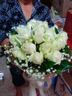 ช่อดอกกุหลาบสีขาว ของขวัญวันวาเลนไทน์