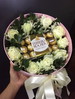 กล่องดอกกุหลาบขาวแซมดอกสุ๋ย กล่องโฟเรโร่ 30 ลูก (Flower Box)