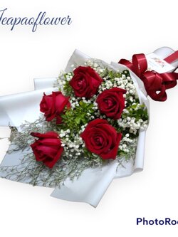 ช่อดอกกุหลาบแดง 5 ดอก มอบเป็นของขวัญสุดแสนพิเศษ ในวันสำคัญต่างๆ สำเนา