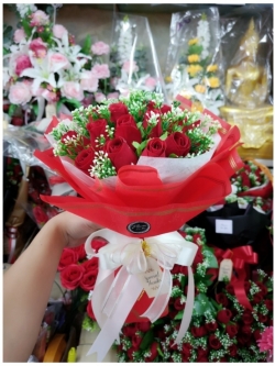 ช่อดอกกุหลาบแห้ง ห่อด้วยกระดาษสีแดง