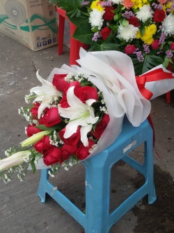 ช่อดอกกุหลาบสีแดง ดอกไม้สด