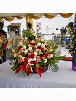 กระเช้าดอกไม้สด มอบแสดงความยินดี (Flower Basket)