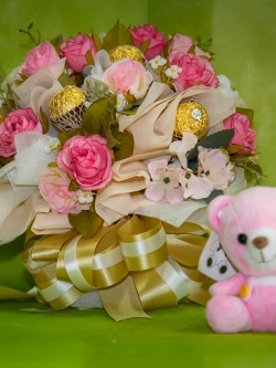 ช่อเฟอเรโร่ (Ferrero Rocher) 9 ลูก ดอกกุหลาบสีชมพูโอรส กระดาษสีครีม