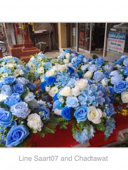 พานดอกไม้สีฟ้า