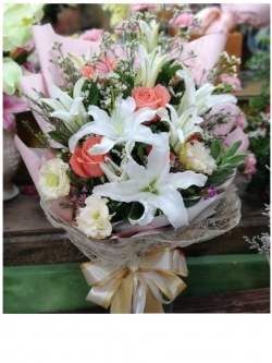 ช่อดอกลิลลี่ กุหลาบ ใบยูคา แซมด้วยแคสเปีย