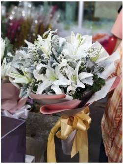 ช่อดอกลิลลี่สีขาว ใบหิมะแซมด้วยสุ๋ยขาว