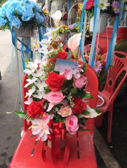 แจกันดอกไม้ประดิษฐ์ สำหรับมอบแสดงความยินดี