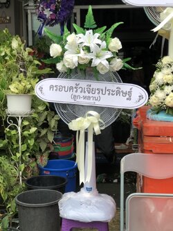 พวงหรีดพัดลมปรับระดับ วาซากิ หน้า 16 นิ้ว พร้อมประดับดอกไม้แห้ง