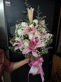 ช่อดอกไม้รับปริญญาบัตร กุหลาบจีนสีขาว แซมดอกลิลลี่ชมพู