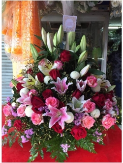 กระเช้าดอกไม้สด (Flower Basket)