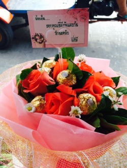 ช่อเฟอเรโร่ดอกไม้สด (Ferrero Rocher) 9 ลูก ดอกกุหลาบ 9 ดอก