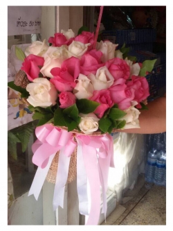 ช่อดอกกุหลาบสีขาวชมพู