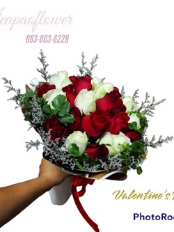 ช่อดอกกุหลาบขาวแดง ทรงกลม