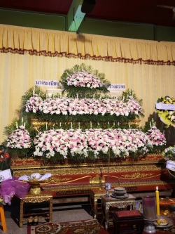 ดอกไม้ประดับหน้าหีบศพ แบบสวน โทนสีชมพู