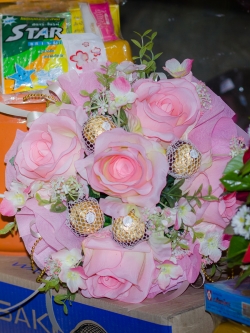 ช่อเฟอเรโร่ (Ferrero Rocher) 9 ลูก ดอกกุหลาบสีชมพูโอรส