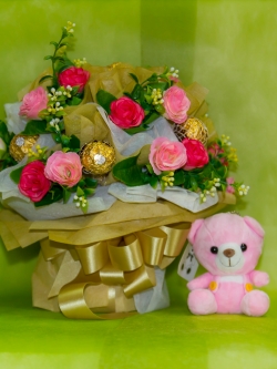 ช่อเฟอเรโร่ (Ferrero Rocher) 9 ลูก ดอกกุหลาบสีชมพูหวาน กระดาษสีทอง