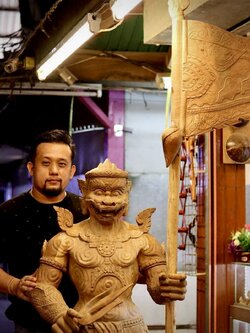 หนุมารเชิรธงไม้สักทองแกะสลัก หนุมารไม้สักทอง สูง160ซม หนุมารแกะสลัก