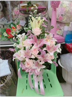 แจกันดอกกุหลาบ ดอกลิลลี่ชมพู