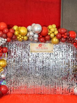 แบคดรอปงานเลี้ยงบริษัท ตรีมแดงเลือดหมู