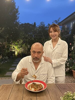 คะน้าชี้ไปที่หม้อใบใหญ่ด้วยความภูมิใจ "ทาดา! ต้มจับฉ่าย (Japanese: Nikumaki-nashi - ไม่มีเนื้อสัตว์)