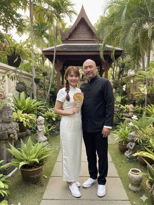 วันนั้นไม่มีการเดินชมวัด ไม่มีการล่องเรือ แต่มีการล่องไปในโลกแห่งเสียงหัวเราะและแก้วสุราที่ไม่เคยหมด