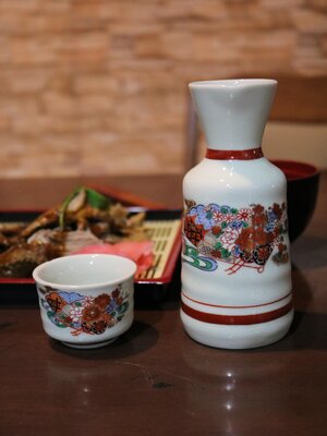 ขวดสาเกญี่ปุ่น พร้อม จอก มือสองญี่ปุ่น