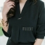 เสื้อแขนยาวสไตล์Zara งานเนี้ยบผ้าซิลค์วาเลนติโน เนื้อดีมาก คอวีติดหมุดเรียบหรูดูดีแบบงานบูติค ตัวนี้แมชง่ายใส่สวยค่ะ มี2 สีขาวและดำ สาวๆที่กำลังมองหาเสื้อสายๆ โทนขาว ดำ สำหรับใส่ในช่วงเวลาไว้อาอัยนี้. แนะนำเลยค่ะ