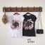 เสื้อยืดแขนสั้น ที่มาพร้อมดีไซน์สวยเท่ห์ ตกแต่งด้วยงานปักลายตรงด้านหน้าเป็นรูปปลาคาร์พค่ะ งานสวยน่ารัก ด้านหลังตกแต่งด้วยงานเว้าคอผูกโบว์ สวยเซ็กซี่ไปในตัวจ้าาา